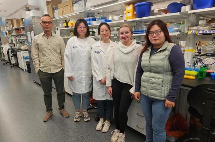 Ka Wing Fong (left) with members of his lab.