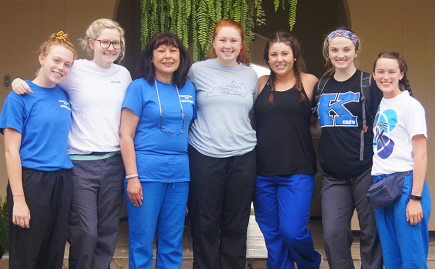 A group of nursing students volunteer in Ecuador.