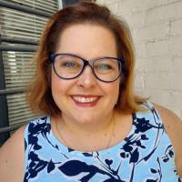 Jeanbe Hartman smiles at a camera wearing a floral shirt prior to weight loss